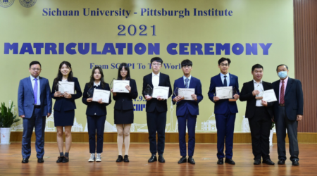 图为获奖学生与黄色网址大全领导
、黄色网址大全
领导及教师代表合影