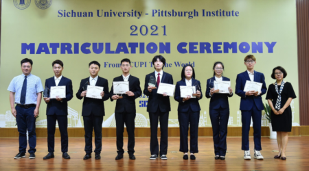 图为获奖学生与黄色网址大全领导
、黄色网址大全
领导及教师代表合影
